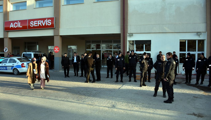 Sivas'ta ameliyatta ölen hastanın yakınları, hastaneyi birbirine kattı - Resim: 3