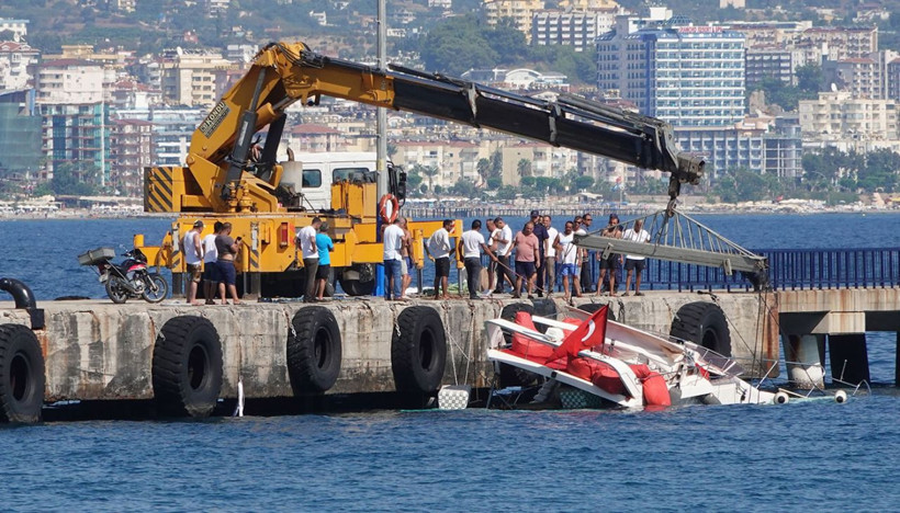 Antalya'da su almaya başlayan yattaki yolcular ve mürettebat kurtarıldı - Resim: 1