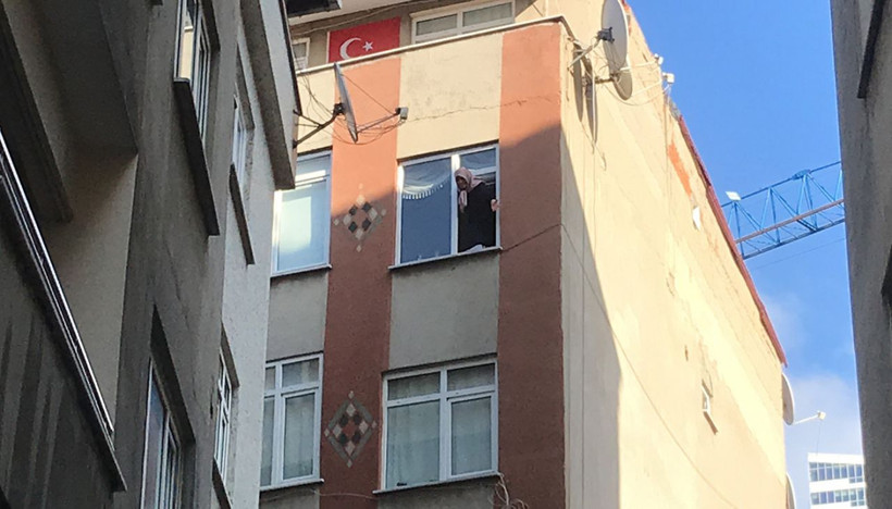 Deprem sonrası dairesi mühürlendi! Şişli'deki dairesine çıkıp eylem yaptı - Resim: 1