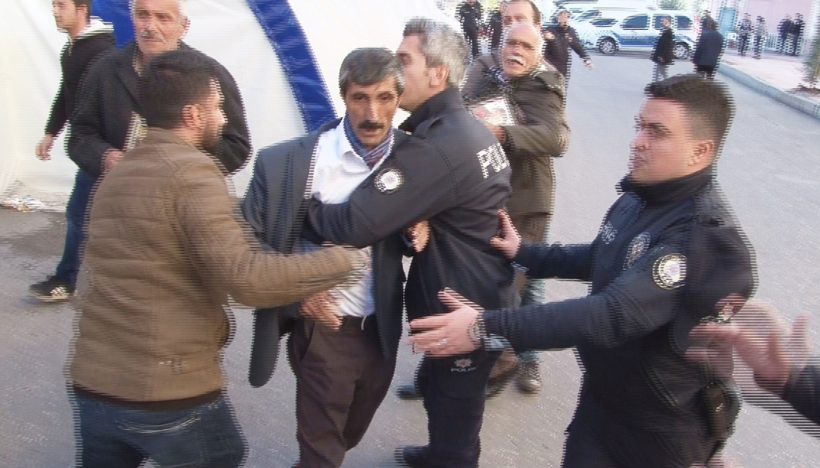 HDP'li vekiller binaya geldi acılı anneler çıldırdı! Önce terlik sonra kürsü fırlattılar - Resim: 1