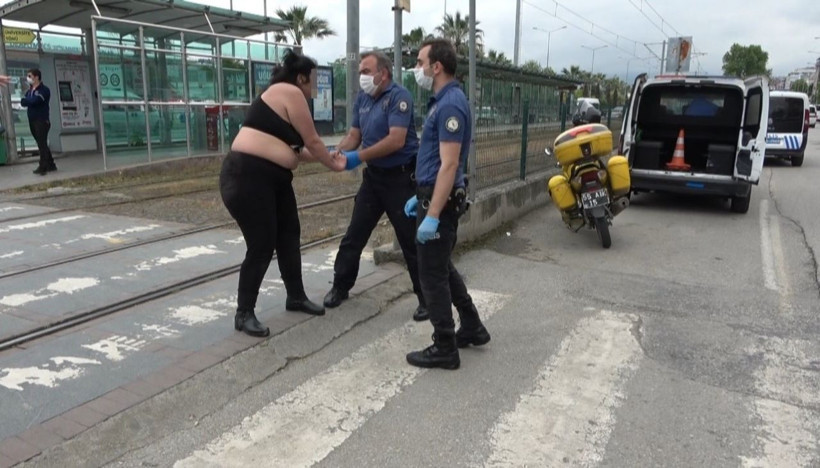 Olayın adresi Samsun! Yarı çıplak yola atlayan kadın trafiği alt üst etti - Resim: 1