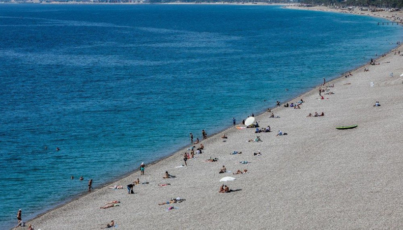 Tam kapanma öncesi Konyaaltı Sahili'ndeki kalabalık dikkat çekti - Resim: 1