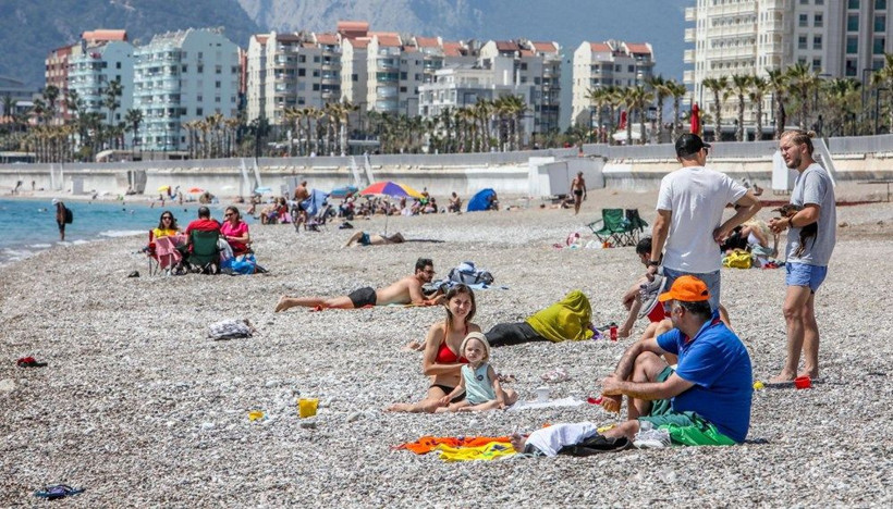Tam kapanma öncesi Konyaaltı Sahili'ndeki kalabalık dikkat çekti - Resim: 3