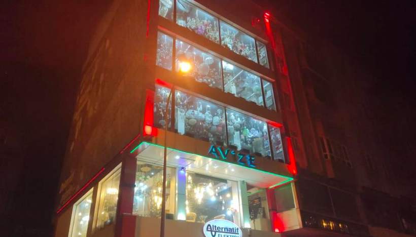 Kahramanmaraş'ta yer yerinden oynarken avize dükkanı bana mısın demedi! - Resim: 1