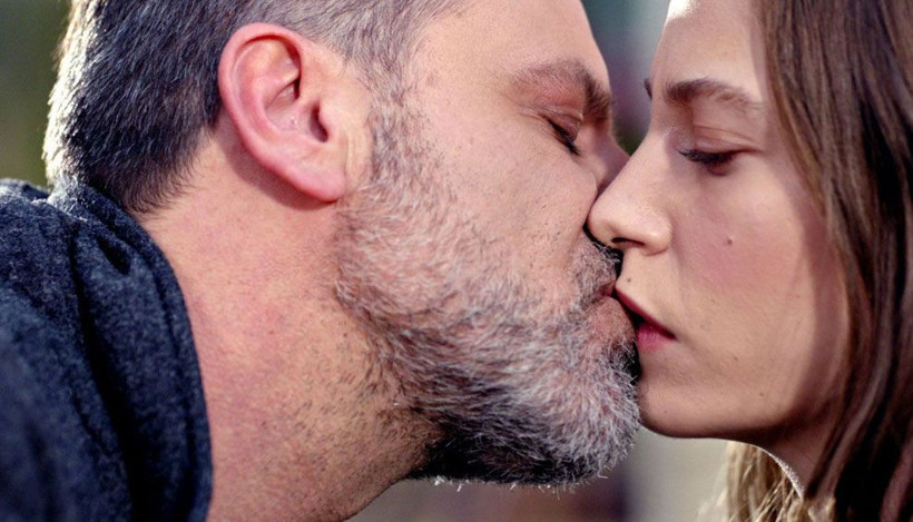 Ozan Güven ile Serenay Sarıkaya'nın bornozlu fotoğrafı sosyal medyaya düştü, ortalık yıkıldı - Resim: 1