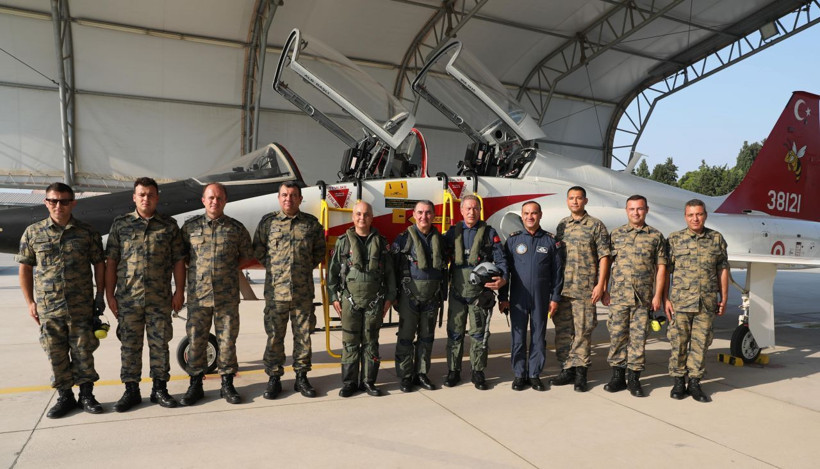 Bakan Hulusi Akar pilot koltuğuna geçip Ege semalarında uçtu Yunanlar çıldıracak - Resim: 1