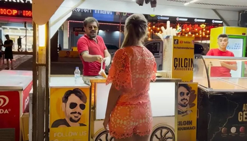 Çılgın Dondurmacı yine rahat durmadı! Tezgahın arkasından çıkıp... - Resim: 2