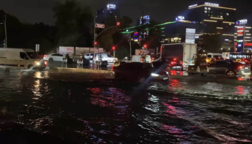 AKOM saatli uyarı yapmıştı! İstanbul kuvvetli yağışa teslim oldu! Cadde ve sokaklar göle dönüştü - Resim: 7