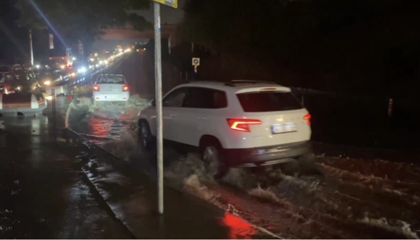 AKOM saatli uyarı yapmıştı! İstanbul kuvvetli yağışa teslim oldu! Cadde ve sokaklar göle dönüştü - Resim: 5