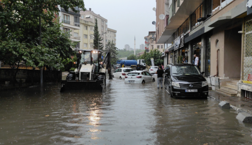 AKOM saatli uyarı yapmıştı! İstanbul kuvvetli yağışa teslim oldu! Cadde ve sokaklar göle dönüştü - Resim: 4