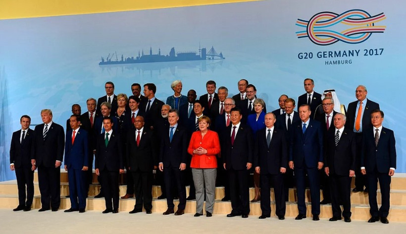 Bu nasıl selamlaşma! Merkel ne yapmaya çalışıyor? - Resim: 1