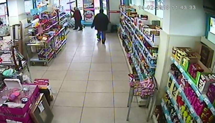 Mersinli teyzeden hırsıza çekpaslı müdahale hırsız bakın ne yaptı - Resim: 1