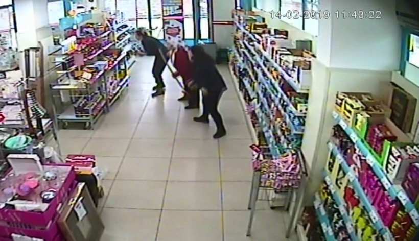 Mersinli teyzeden hırsıza çekpaslı müdahale hırsız bakın ne yaptı - Resim: 3