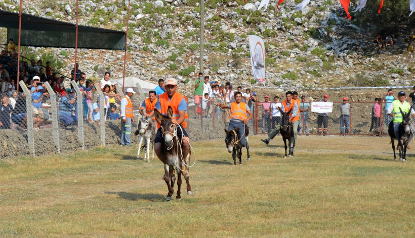 Eşek sırtında Süper Lig'den daha heyecanlı futbol maçı! Böylesi görülmedi - Resim: 1