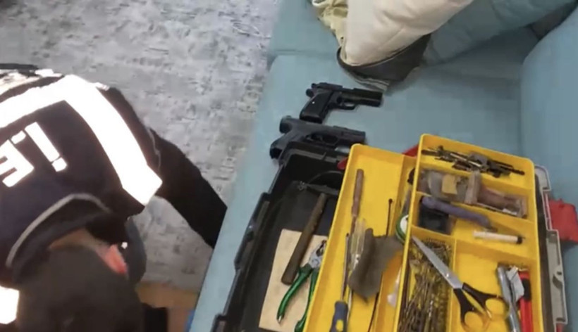 İstanbul'da cephanelik ev şoku! Tabancalar ve uçaksavar mermisi bulundu - Resim: 1