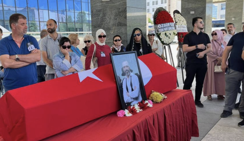 Oyuncu Serhat Kılıç Ankara'da son yolculuğuna uğurlandı! Cenazesine katılamayan rol arkadaşından acı dolu feryat - Resim: 2