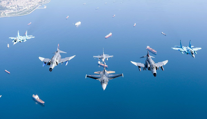 MSB paylaştı! Türkiye ve Azerbaycan uçaklarından selamlama uçuşu - Resim: 4