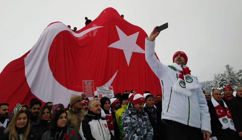 Şehit Mehmetçiklerin kardan heykellerine yoğun ilgi! Bakanlar da oradaydı - Resim: 4
