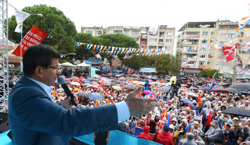 Sare Davutoğlu mitingi yağmurun altında izledi - Resim: 2