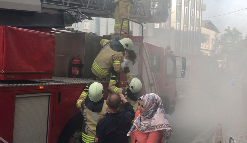 İstanbul'da 20 kişi yangında mahsur kaldı - Resim: 2