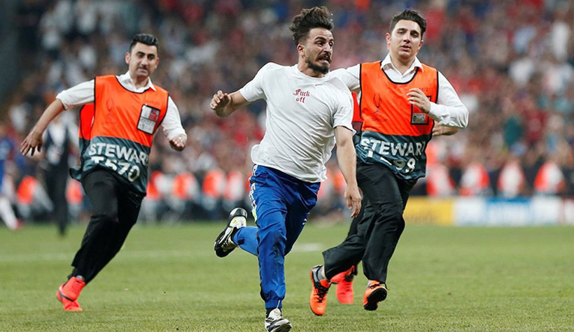 Liverpool-Chelsea maçında saha atlayan YouTuber Ali Abdüsselam Yılmaz kimdir? - Resim: 1