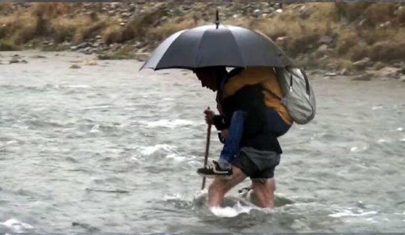 Köylü baba 2 çocuğunu her gün sırtında çaydan geçirip okula ulaştırıyor! - Resim: 1