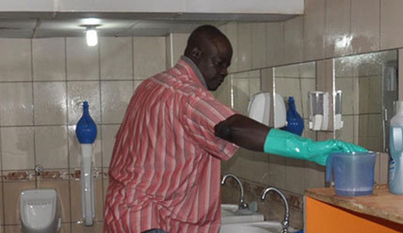 Gineli Profesör Toure Türkiye'de yıllardır tuvalet temizliyor! 9 dil biliyor - Resim: 1