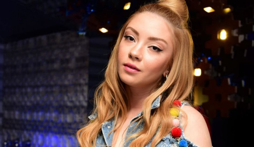 Ece Seçkin'den şaşırtan karantina pozu kendini streçledi - Resim: 2