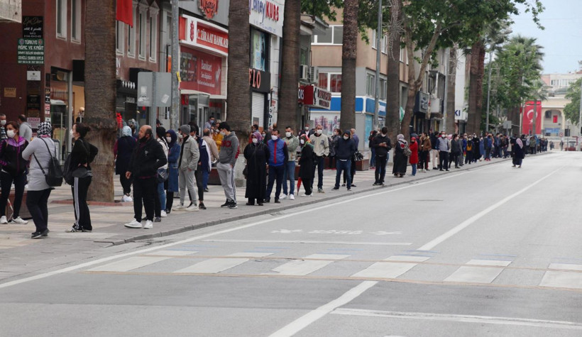 Denizli'de PTT kuyruğu 500 metreyi buldu vatandaş: kuyruğun sonunu göremiyoruz - Resim: 1