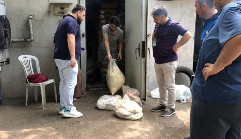 Bursa'da rezil görüntü! 3 ton eti yerden topladılar o etleri vatandaşa yedireceklerdi - Resim: 2