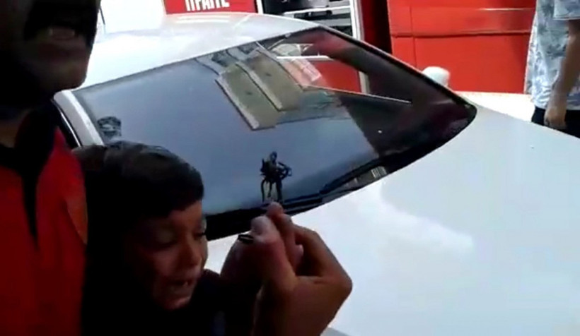 Parmağı korkuluğa saplanan çocuk  itfaiyeciye sarılıp ağladı - Resim: 4