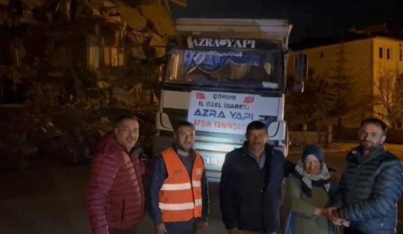 Ekipler enkaz altında buldu! Depremzede kadın haberi alınca sevinçle koşarken bayıldı - Resim: 1