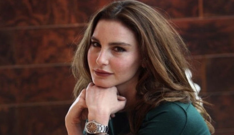 Ece Sükan derin dekoltesiyle şaşırttı! Sosyal medyadan yorum yağdı... - Resim: 1