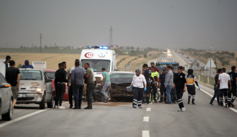 Feci kazada 19 araç birbirine girdi: Çok sayıda yaralı var! - Resim: 4