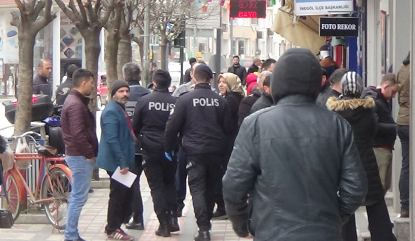 Banka kuyruğu! İçeride mesafe dışarıda temas - Resim: 2