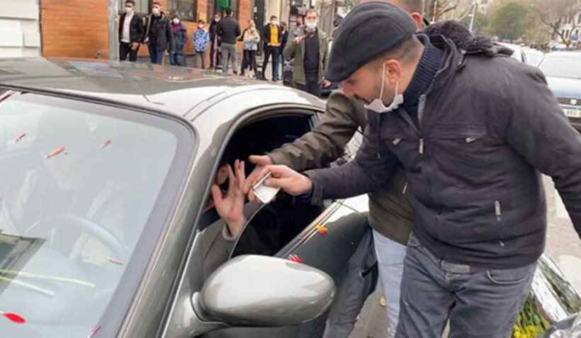 Beren Saat Kenan Doğulu'nun trafikte etrafları sarıldı! Bakın ne kadar bahşiş verdi - Resim: 4