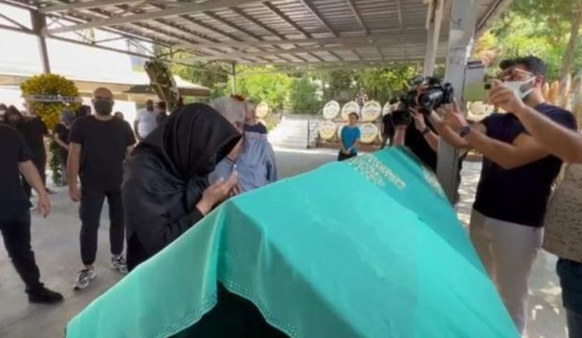 Ebru Gündeş, annesi Müjgan Bilgin'in cenazesinde zor anlar yaşadı, ayakta durmakta güçlük çekti! - Resim: 4