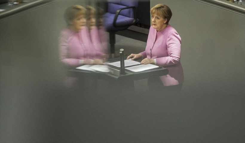  Angela Merkel kürsüde konuşurken... - Resim: 1