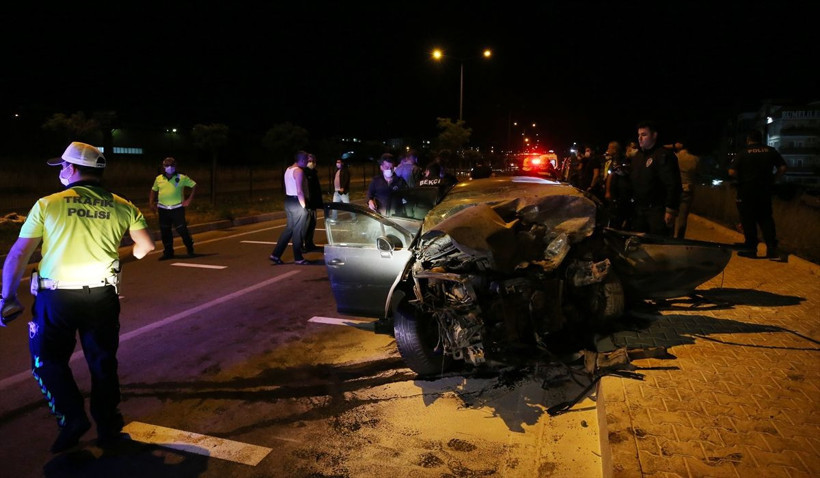 Çanakkale'de akıl almaz kaza! Astsubay ters yöne girdi, görev başındaki polisle çarpıştı - Resim: 1