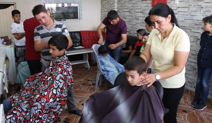 Kayseri'de kadın kuaförü muhtardan maddi durumu kötü olan öğrencilere destek... - Resim: 3