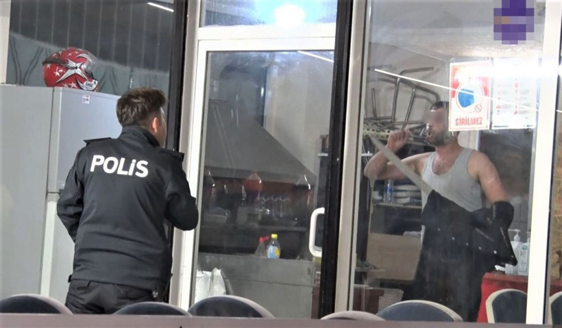 Antalya'da kendini dükkana kilitleyip kabusu yaşattı: 3 bin TL verdim mi... - Resim: 1