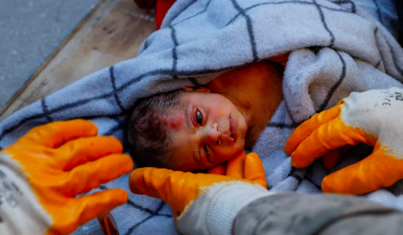 Daha 20 günlük avucunda annesinin saçı... 60 saat sonra depremin en kahreden fotoğrafı - Resim: 1