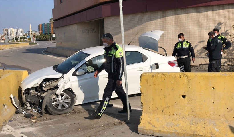 Adana’da polisten kaçarken kaza yapan araçtan çıktı polis mahalleyi ablukaya aldı - Resim: 1