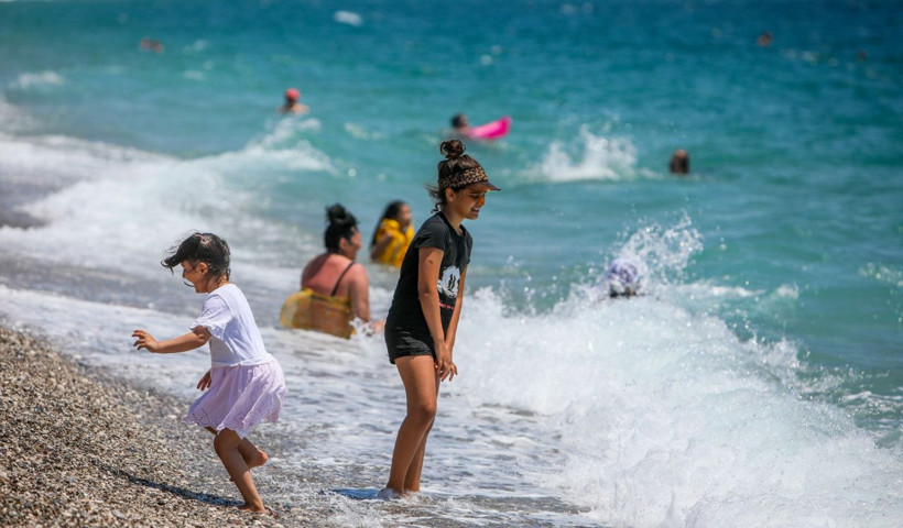 Tam kapanma bitince Antalyalılar sahile akın etti - Resim: 3