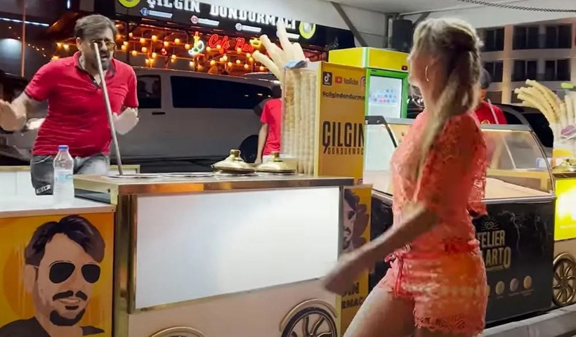Çılgın Dondurmacı yine rahat durmadı! Tezgahın arkasından çıkıp... - Resim: 3