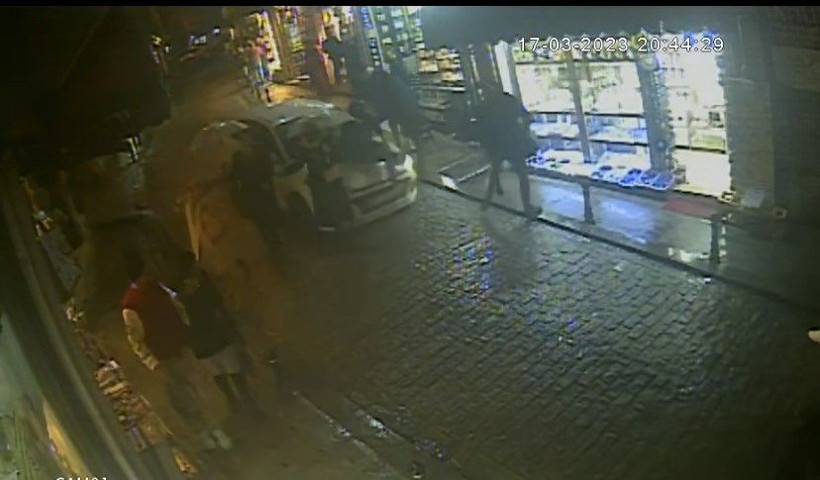 Galata’da dehşet anları kamerada: Otomobil yayaların arasına daldı! - Resim: 2