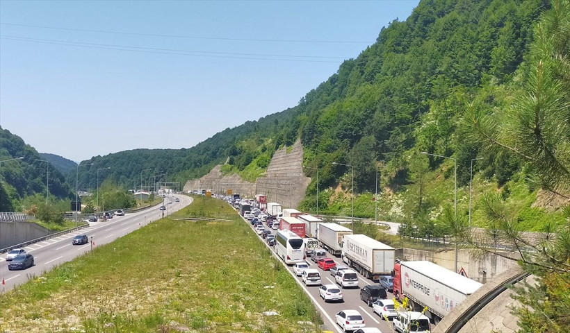 Tatilden İstanbul'a dönüş çileye döndü! Zincirleme trafik kazaları otobanı felç etti - Resim: 1