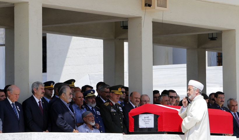 Şehit cenazesinde sürpriz isim! Şehit babasını alnından öptü - Resim: 1