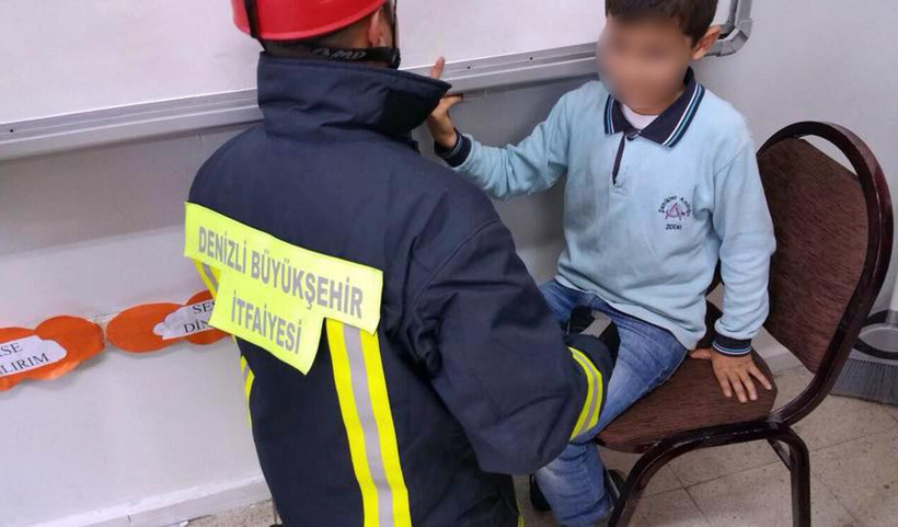 Parmağını akıllı tahtaya sıkıştırdı - Resim: 1