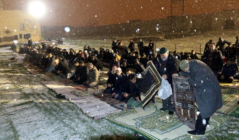 Erzurum'da kar yağışı altında sabah namazı! - Resim: 1